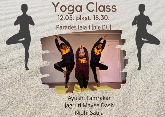 Yoga klase ar pasniedzējiem (studentēm) no Indijas angļu valodā